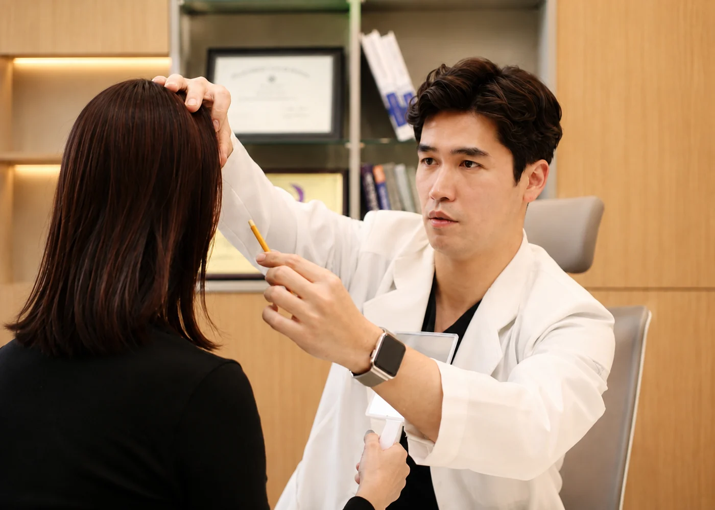 Song Kyung-ho, Chief Director, diagnosing and consulting on eye conditions.
