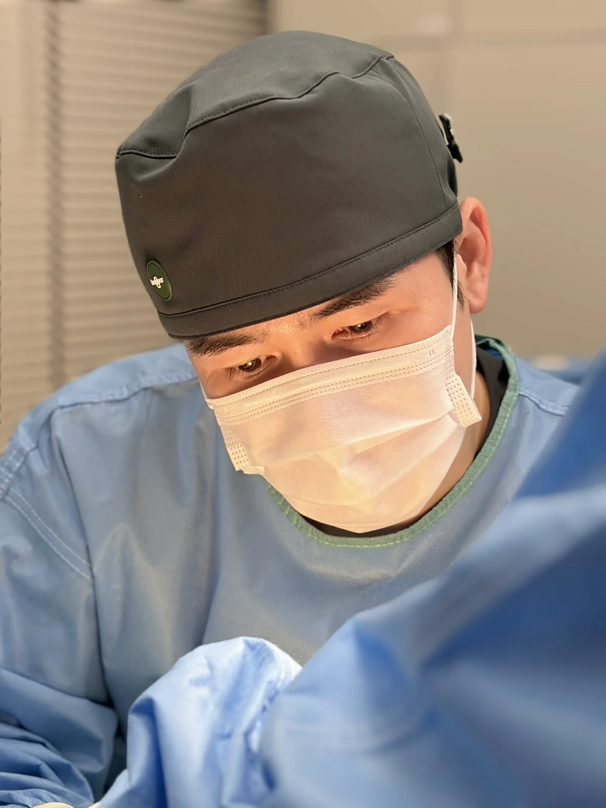 Song Kyung-ho, Chief Director, performing surgery.